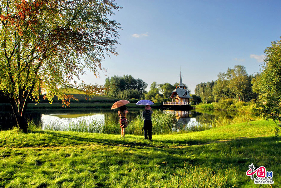 Volga Manor, located on the bank of Ashi River, Xiangfang District, Harbin, covers a land of 600,000 sq m, with marvelous view, and huge expense of gardening and marsh land. 