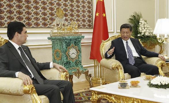 Visiting Chinese President Xi Jinping (R) meets with his Turkmenian counterpart Gurbanguly Berdymukhamedov in Ashkhabad, capital of Turkmenistan, Sept. 3, 2013. [Ju Peng/Xinhua]