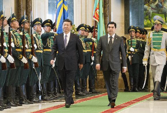Visiting Chinese President Xi Jinping (L) and his Turkmenian counterpart Gurbanguly Berdymukhamedov review an honor guard prior to their meeting in Ashkhabad, capital of Turkmenistan, Sept. 3, 2013. [Huang Jingwen/Xinhua]