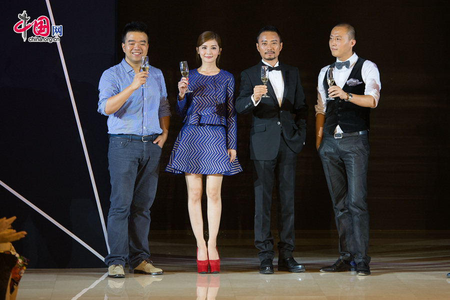 Chinese celebrities toast at the closing ceremony of Charter Beijing Fashion Week, held at Charter Wukesong Store in downdown Beijing on Sunday, Sept. 21, 2014. [Photo by Chen Boyuan / China.org.cn]