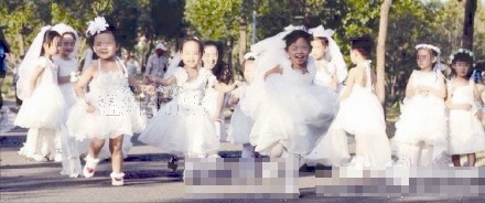 妈妈们为孩子拍的“集体婚礼剧照”。图片来自网络  
