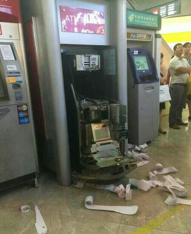 被拆毁的ATM机