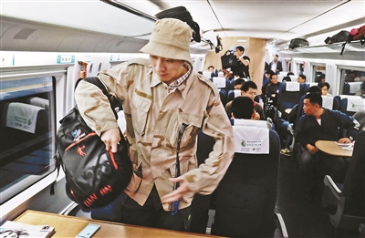 家住天津，在北京工作，吕先生每天乘坐京津城际列车上下班。