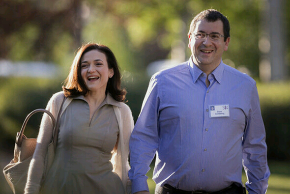 2014年，戈德伯格与妻子桑德伯格共同出席爱达荷州太阳谷举行的年度传媒金融大会。[资料图]