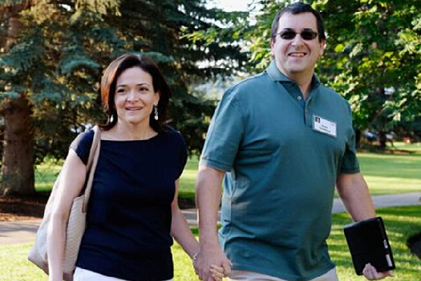 2014年，戈德伯格与妻子桑德伯格共同出席爱达荷州太阳谷举行的年度传媒金融大会。[资料图]