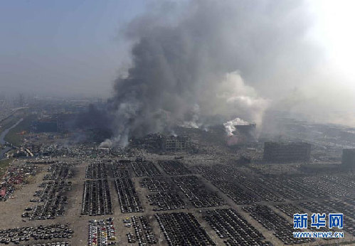 8月13日从爆炸地点附近的高层拍摄的现场。8月12日晚，天津港国际物流中心区域内瑞海公司所属危险品仓库发生爆炸。 [新华社 岳月伟 摄]