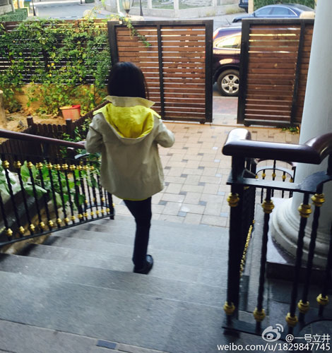 李亚鹏微博晒出的女儿李嫣背影照。 [Weibo.com]