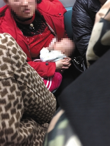 日前，一位母亲在北京地铁上哺乳被拍照发到微博，并被“北京往事网站”官微批为“裸露性器官”，引发争议。