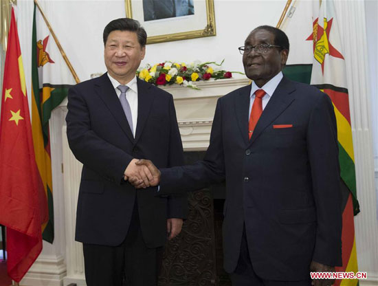 12月1日，国家主席习近平在哈拉雷同津巴布韦总统穆加贝举行会谈。[新华社]