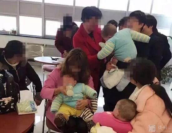 23岁的杭州女大学生生下三胞胎，找不到孩子的亲生父亲是谁。[钱江晚报]