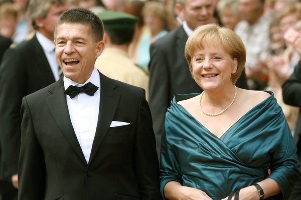 德国总理默克尔和丈夫约阿希姆·绍尔 [资料图]