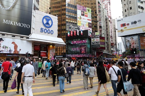 资料图：香港铜锣湾商业区购物。[新华社 李鹏 摄]