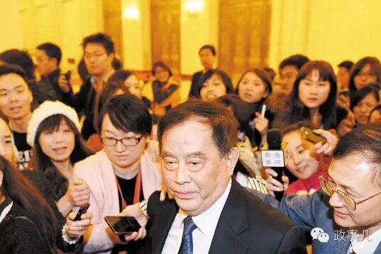 2011年全国两会，正式出任铁道部长才十几天的盛光祖刚一露面，就被记者团团围住。[新京报]