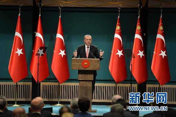 7月20日，在土耳其首都安卡拉，土耳其总统埃尔多安在新闻发布会上讲话。土耳其总统埃尔多安20日晚宣布土耳其进入为期3个月的“紧急状态”。 [新华社]