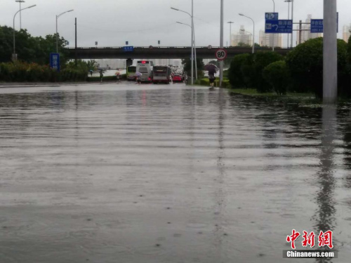 北京西三环南段积水严重。 [中新社 苏丹 摄]