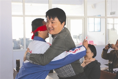 涿鹿县教科局局长郝金伦（右）和学生互动。 [资料图]