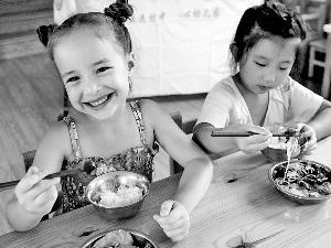委员建议可以多方鼓励、教会孩子使用筷子，没有必要强制他们学会。 [北京晨报 资料图]