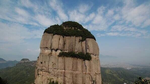 饭蒸岩位于神仙居景区北门西侧，是一个山顶上的圆柱状岩峰，垂直高度218米，直径60米，目前尚未开发。