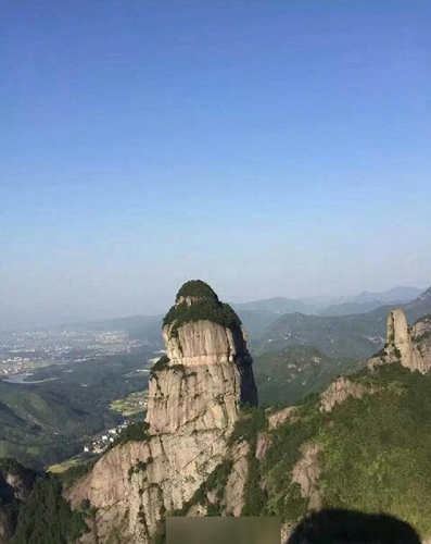 饭蒸岩位于神仙居景区北门西侧，是一个山顶上的圆柱状岩峰，垂直高度218米，直径60米，目前尚未开发。