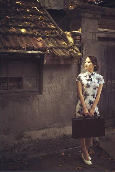王雪拍复古写真为家乡“特色小镇”代言。