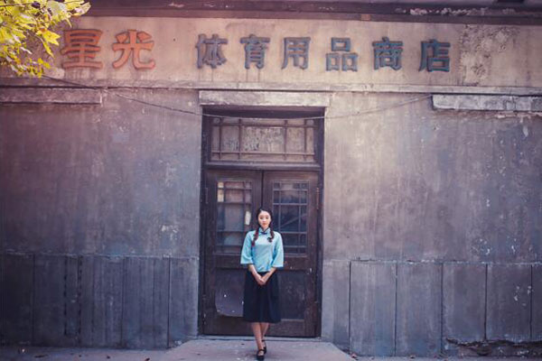 王雪拍复古写真为家乡“特色小镇”代言。