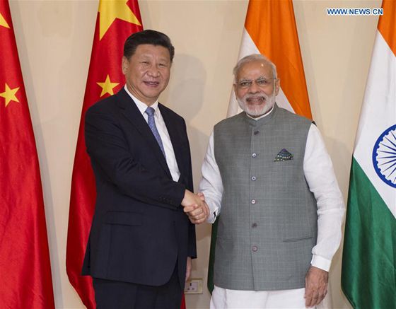 Chinese President Xi Jinping (L) meets with Indian Prime Minister Narendra Modi in the western Indian state of Goa, Oct. 15, 2016. [Photo/Xinhua]