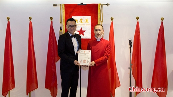 10月15日，艺术家梅乐在北京举办“桃花源开放日”艺术活动，并为到场的58人颁发了桃花源永久居留证。 [中国网]