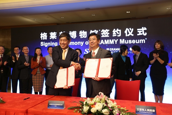 联办集团首席执行官、联办文化传媒有限责任公司首席执行官王波明与三亚市委副书记、市长吴岩峻进行签约。