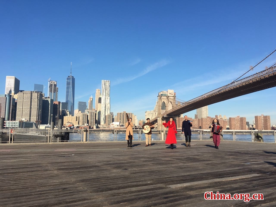 当地时间1月17日，中国著名歌唱家龚琳娜带领数名音乐家穿梭于纽约街头，演唱特别创作的鸡年主题“生肖神曲”。 [中国网]