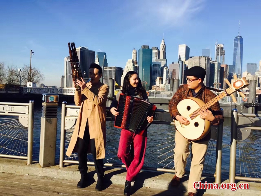 当地时间1月17日，中国著名歌唱家龚琳娜带领数名音乐家穿梭于纽约街头，演唱特别创作的鸡年主题“生肖神曲”。 [中国网]