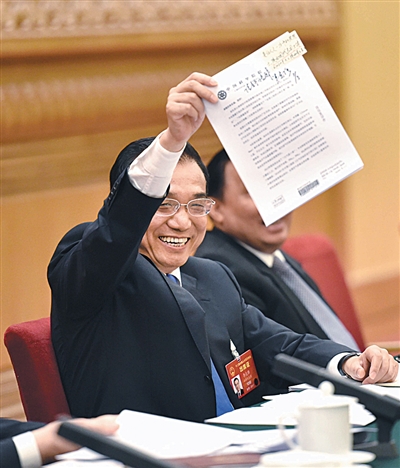 昨日，在陕西代表团审议现场，李克强举着信说“信在这儿，我已经批示了”。 [新京报 李舸 摄]