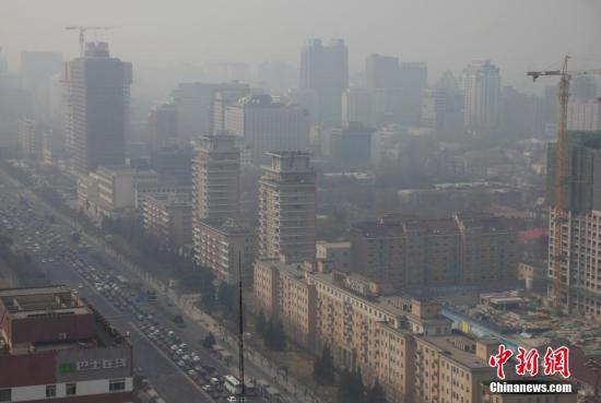 3月17日，北京城笼罩在雾霾中。 [中新社]