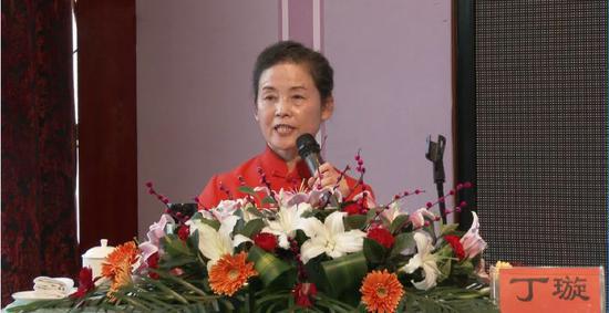 Ding Xuan speaks at a cultural forum held in Jinzhou, Liaoning Province. [A screenshot from an online video/Sina.cn]