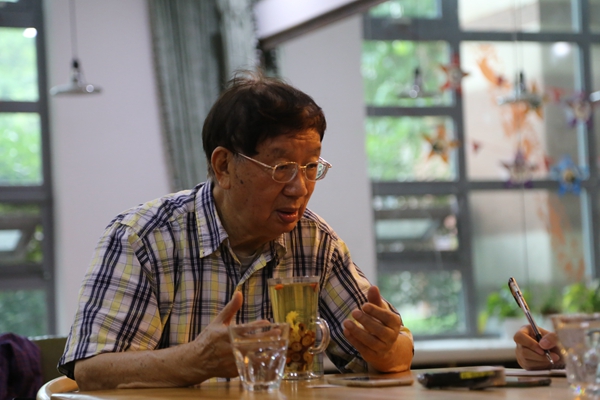 Professor Chung-ying Cheng takes an interview from China.org.cn in Beijing on June 22. [Photo by Zhang Jiaqi/SCIO]