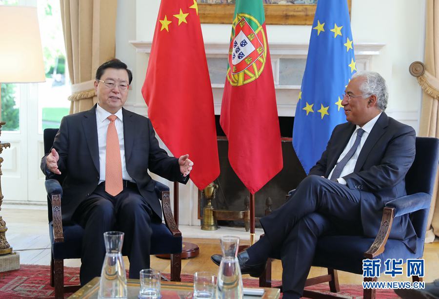 China&apos;s top legislator Zhang Dejiang (L) meets with Portuguese Prime Minister Antonio Costa in Lisbon on July 11, 2017. [Photo/Xinhua]