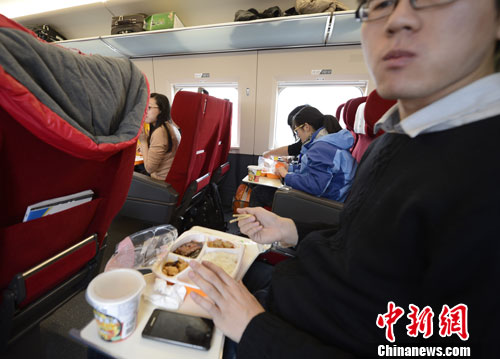Passengers eat food on the train. China&apos;s high-speed railway now offers food which can be booked in advance online. [Photo/Chinanews.com]