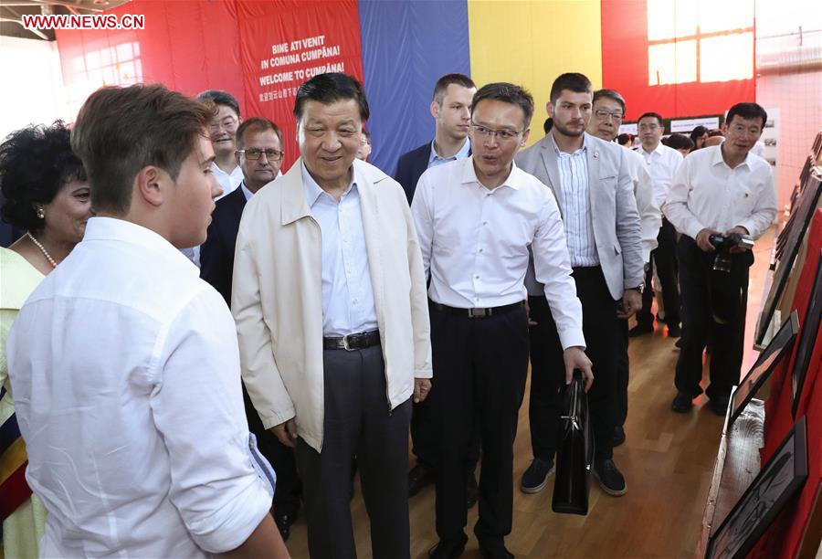 Liu Yunshan, a member of the Standing Committee of the Political Bureau of the Communist Party of China (CPC) Central Committee, talks with a student in Constanta of Romania, July 15, 2017. Liu paid an official good-will visit to Romania from July 12 to 15. [Photo/Xinhua]