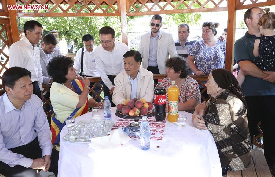 Liu Yunshan, a member of the Standing Committee of the Political Bureau of the Communist Party of China (CPC) Central Committee, talks with local people in Constanta of Romania, July 15, 2017. Liu paid an official good-will visit to Romania from July 12 to 15. [Photo/Xinhua]