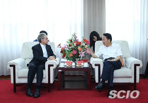 Jiang Jianguo (R), vice minister of the Publicity Department of the Central Committee of the Communist Party of China and minister of the State Council Information Office, meets Robert Kuhn, chairman of the Kuhn foundation. [Photo by Jiao Fei/China SCIO]