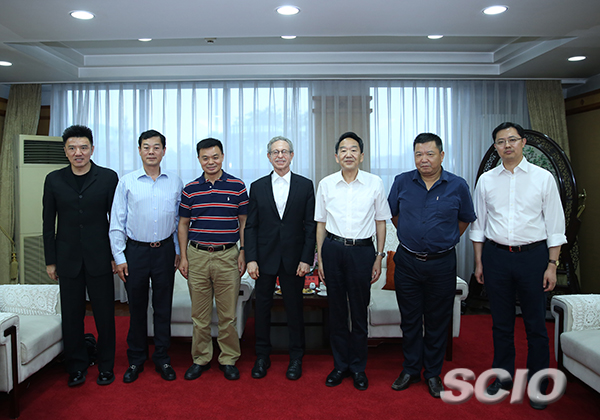 Jiang Jianguo (R3), vice minister of the Publicity Department of the Central Committee of the Communist Party of China and minister of the State Council Information Office, meets with the delegation headed by Robert Kuhn, chairman of the Kuhn foundation. [Photo by Jiao Fei/China SCIO]