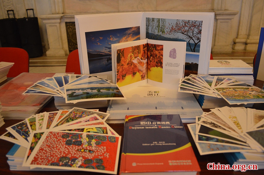 Books and postcards show the beauty of southeast China&apos;s Zhejiang Province. [Photo/China.org.cn]