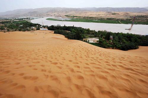 Shapotou Theme Park, a showcase of China&apos;s success in treating deserts, locatesin Zhongwei City, Ningxia Hui Autonomous Region. [File photo: Xinhua]