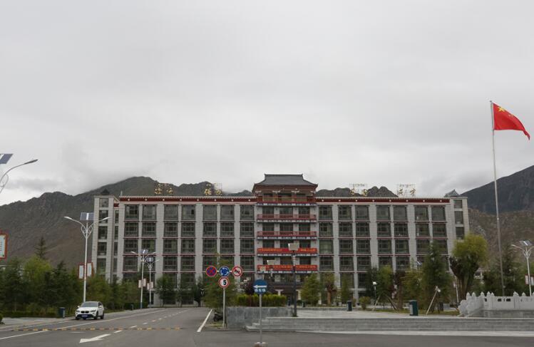 A photo of the teaching building of the Second Middle Vocational School of Lhasa. [Photo / China.org.cn]