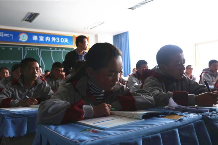 A class of second-year students in the Second Lhasa-Nagchu High School are studying physics. [Photo / China.org.cn]