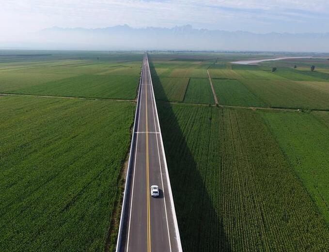 Photo taken on Aug 8, 2017 shows the newly-opened 828.5-kilometer-long highway pointing to the Mountain Huashan in Northwest China&apos;s Shaanxi Province. The 828.5-kilometer-long highway, which runs along the Yellow River, opened to traffic on Monday.