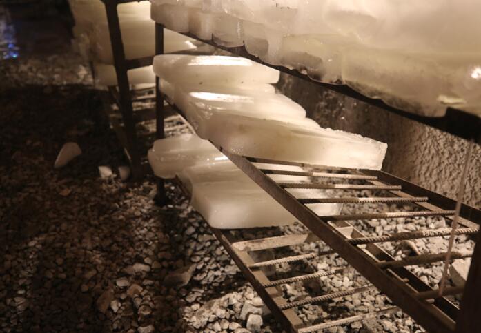 The ice chunks are used to decrease the temperature in the Sangzhuling Tunnel of Lhasa-Nyingchi Railway in China’s Tibet Autonomous Region. [Photo by Zhang Jiaqi/China.org.cn]