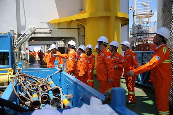 Chinese technicians check their combustible ice mining equipment during an on-the-spot operation in Shenhu Area in the South China Sea, 320 kilometers southeast of Zhuhai city, Guangdong province. [Photo/China Daily]