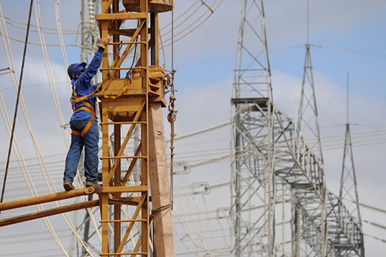 A worker of State Grid Corp of China checks facilities at a transformer substation in Brazil. [Photo/Xinhua]