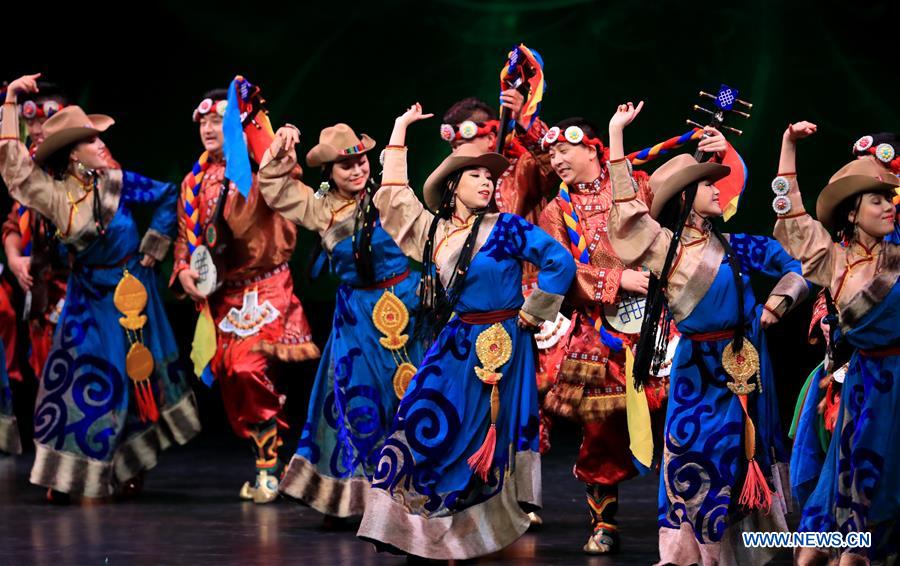 Artists perform during the event Experience China 2017 -- A Glimpse of West China held in Los Angeles, the United States, Nov. 13, 2017. (Xinhua/Li Ying) 