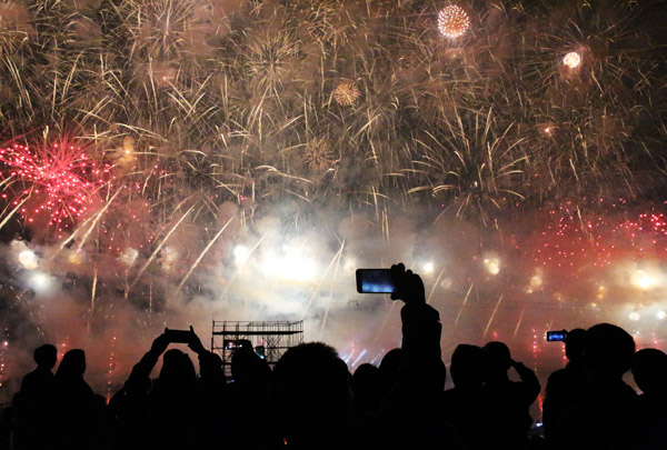 People take photos at an international firework festival which is held every two years in Liuyang, Hunan province. The city is widely regarded as China&apos;s fireworks capital. [Photo by Hou Liqiang/China Daily] 